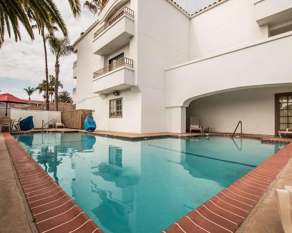 Swimming pool [outdoor]