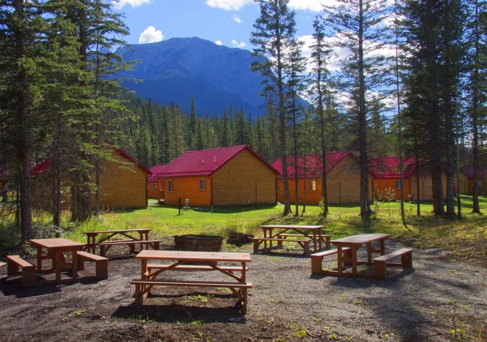 Jasper East Cabins Lodge in Yellowhead County