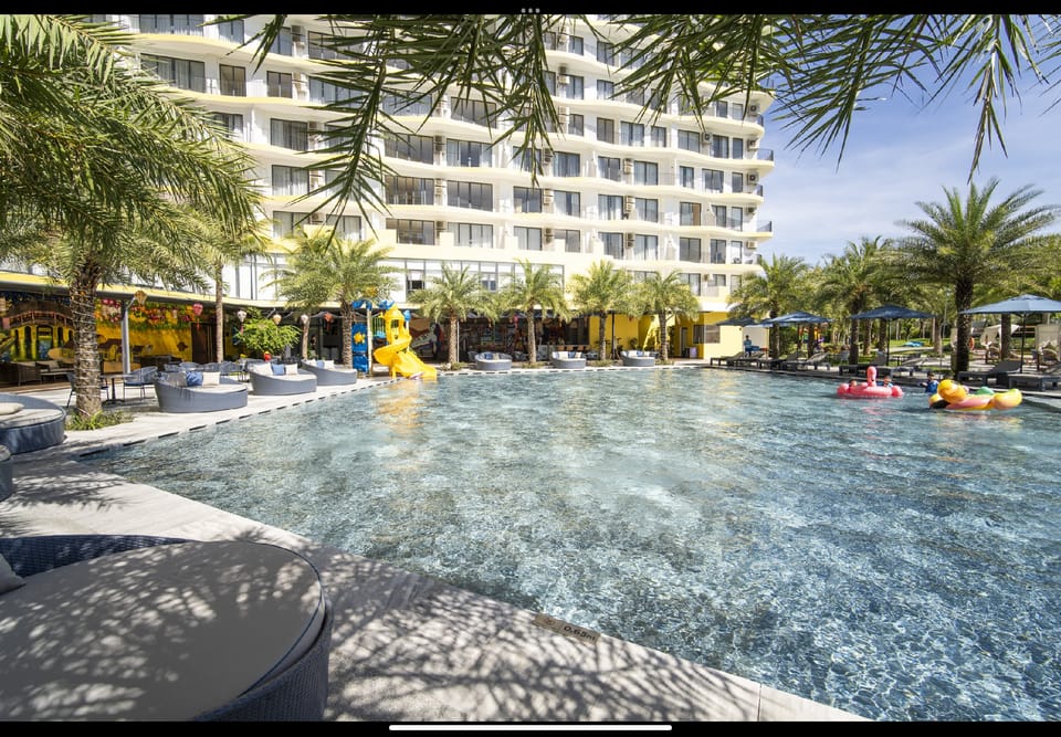Swimming pool [outdoor]