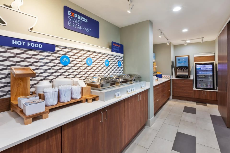 Holiday Inn Express Detroit-Warren/General Motors Technology Center By IHG Hotel in Warren