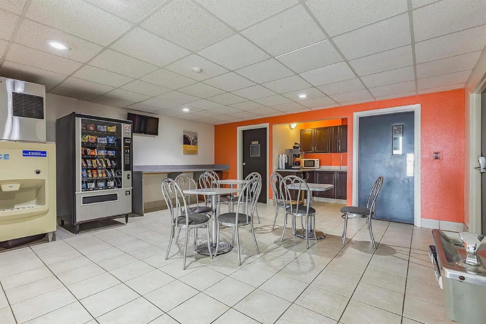 Magnuson Hotel Camelot Hotel in Pontoon Beach