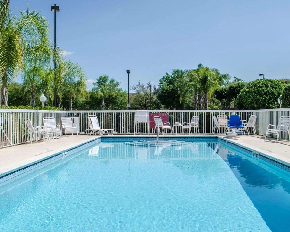Swimming pool [outdoor]