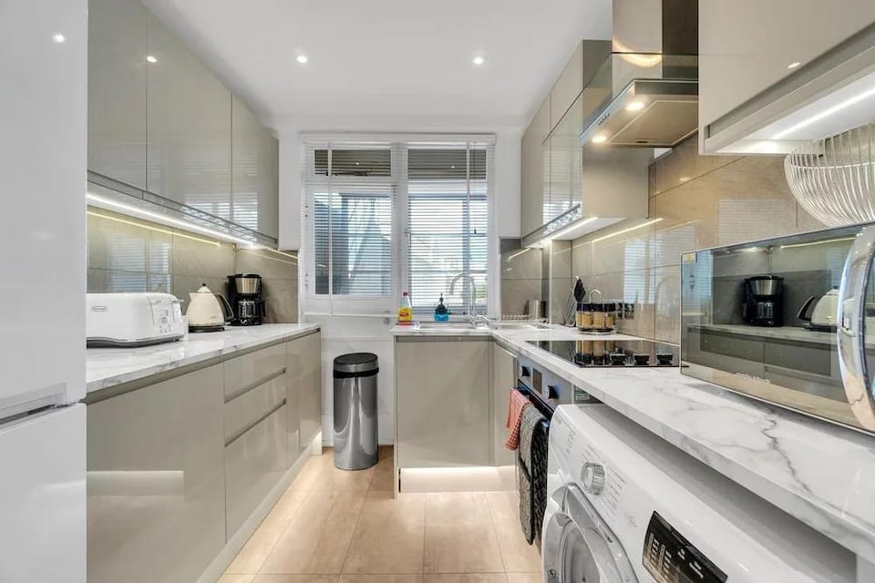 Deco Seafront - Seafront Apartment - Sleeps up to 6 Hotel in Brighton
