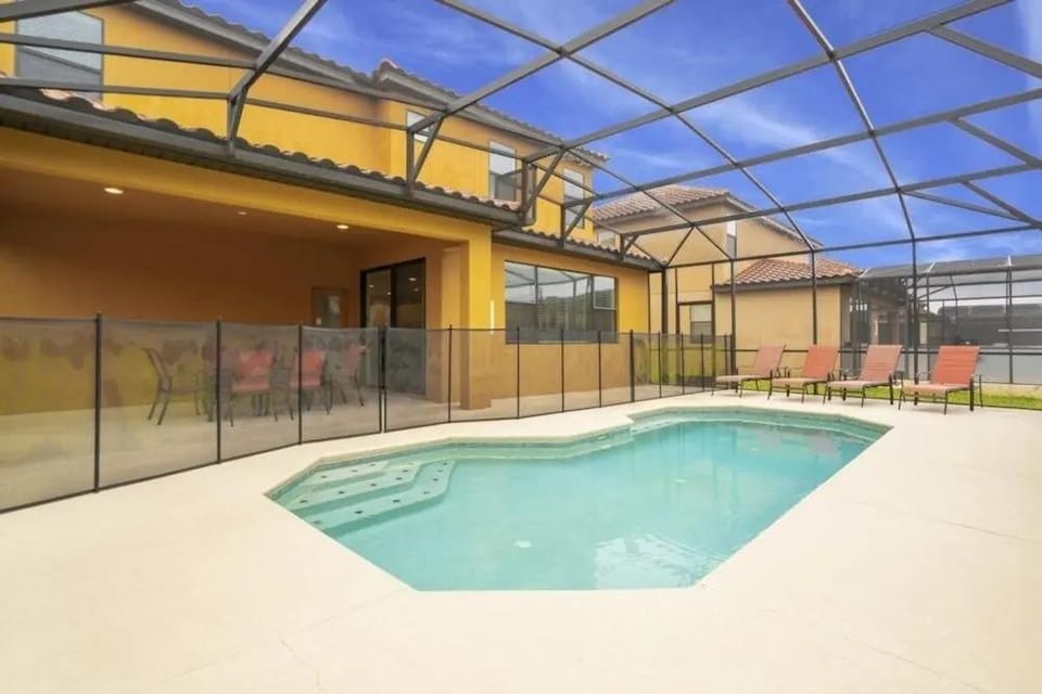 Beautiful 4 Bedroom Home Near Disney! 4 Villa by Redawning Hotel in Loughman
