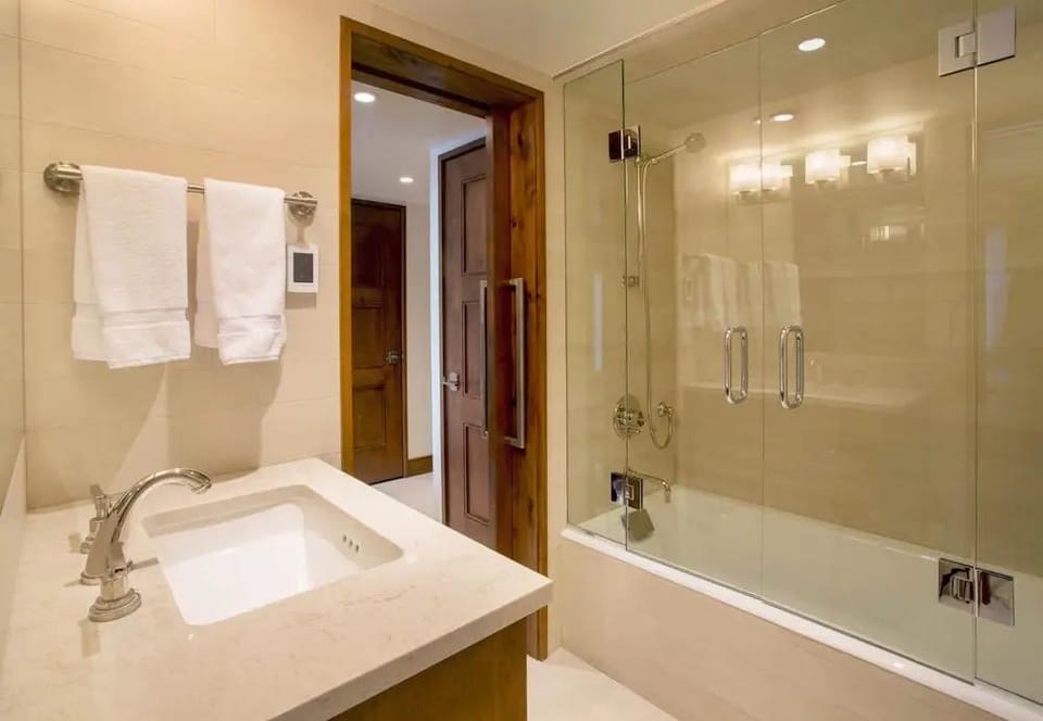 Deluxe 2 Bedroom Apartments at Resort with Outdoor Pool & Hot Tub Hotel in Aspen