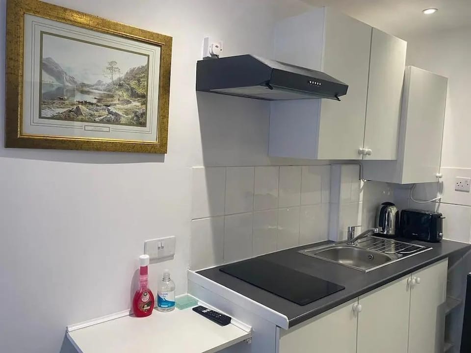 Onsite Cosy Practical Studio - in a Quite Area Hotel in Coventry