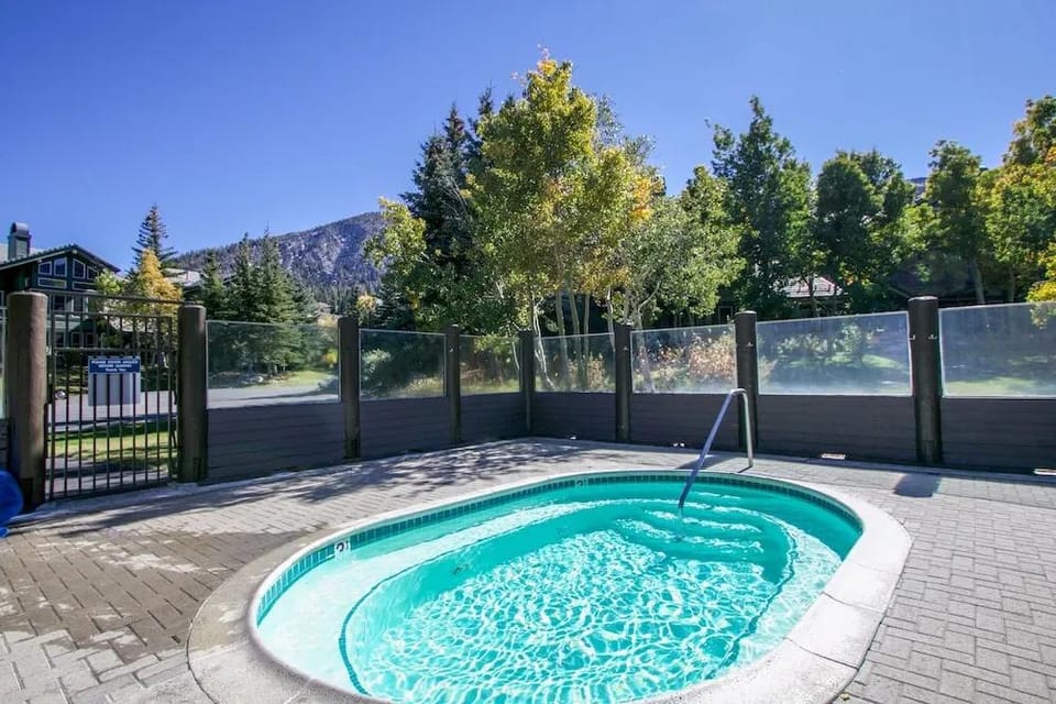 Snowcreek V 840 Spacious with Mountain Views, Gas Grill, Washer Dryer and More by RedAwning Hotel in Mammoth Lakes