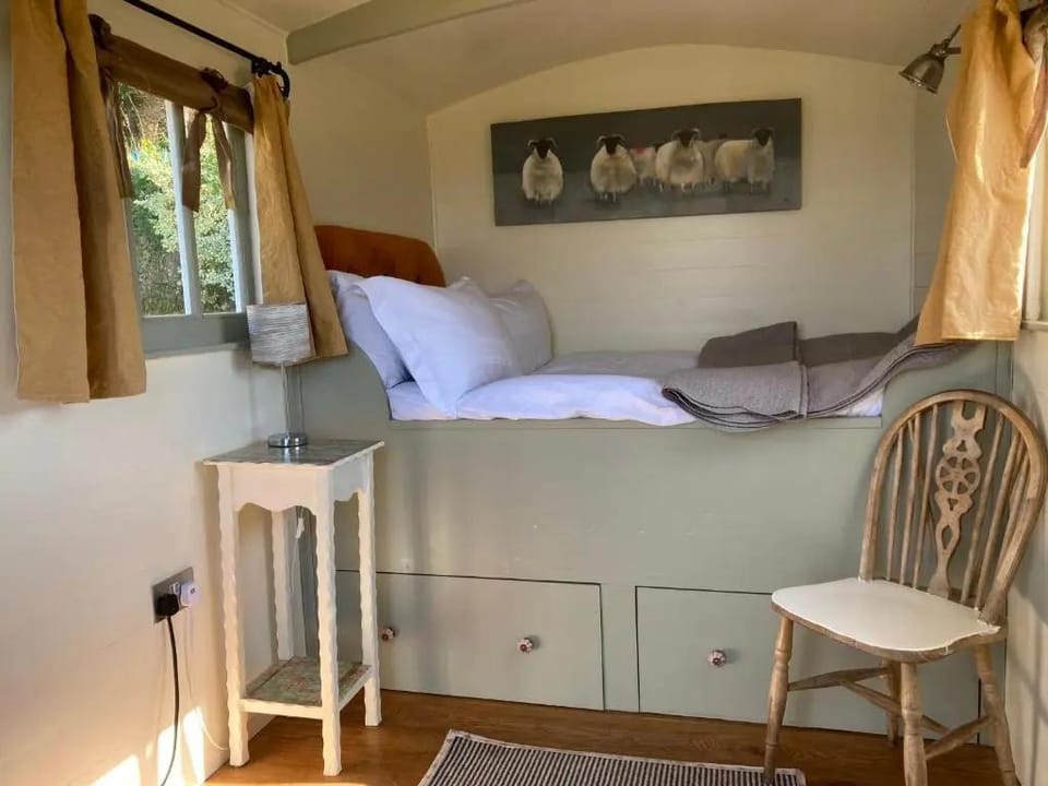 Outstandingly Situated Cosy Shepherds Hut Hotel in Forest of Dean