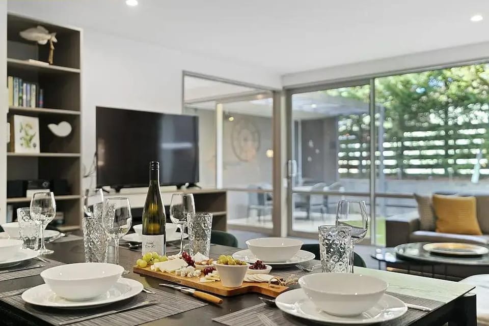 Central Location - Contemporary 2 Bedroom Aptm Hotel in Queenstown