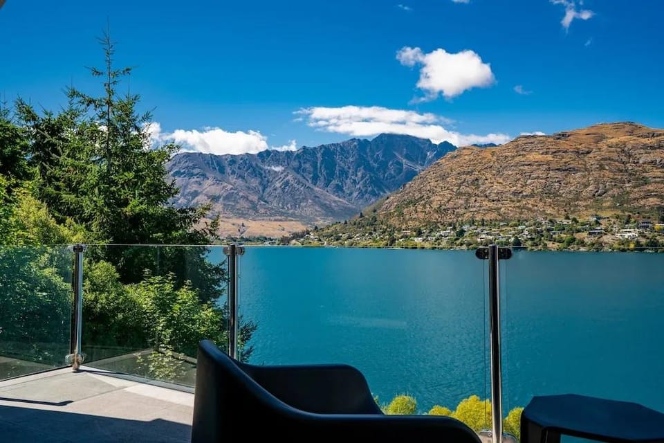 Lake Front 3-Bedroom Apartment With Lake Access Hotel in Queenstown