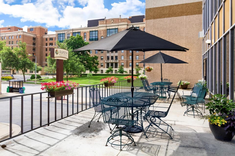 Aspen Select Hotel in Rochester