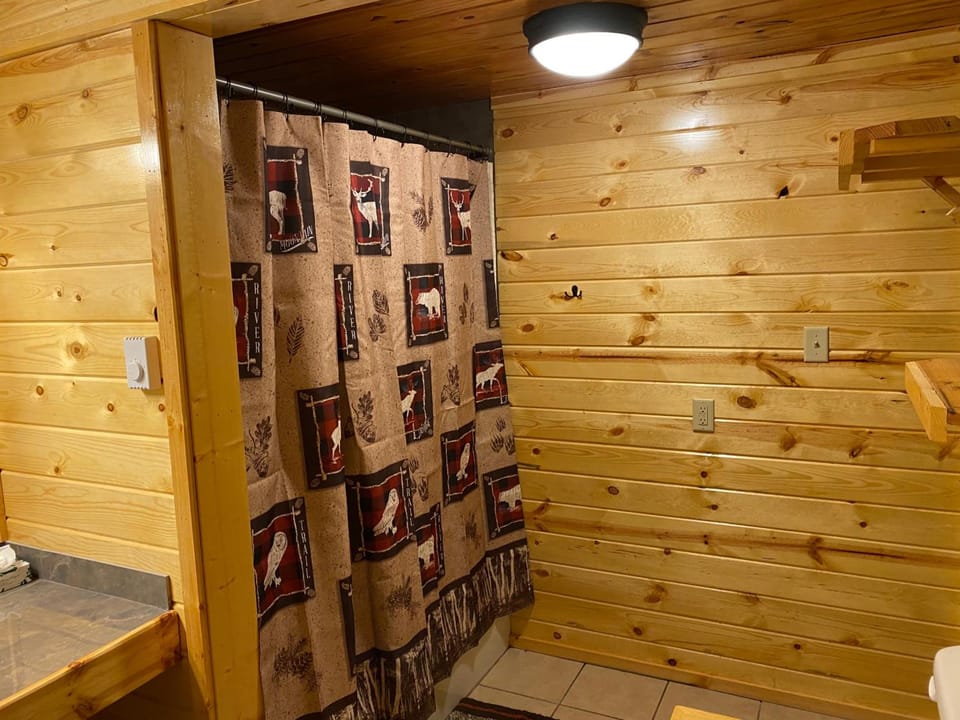 The Fishing Bear Lodge Motel in Ashton