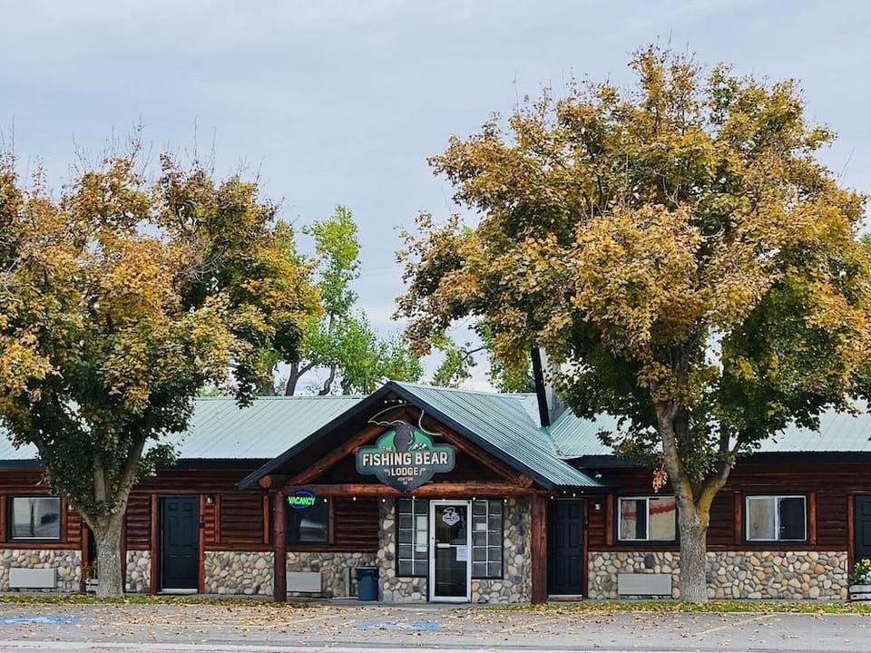 The Fishing Bear Lodge Motel in Ashton