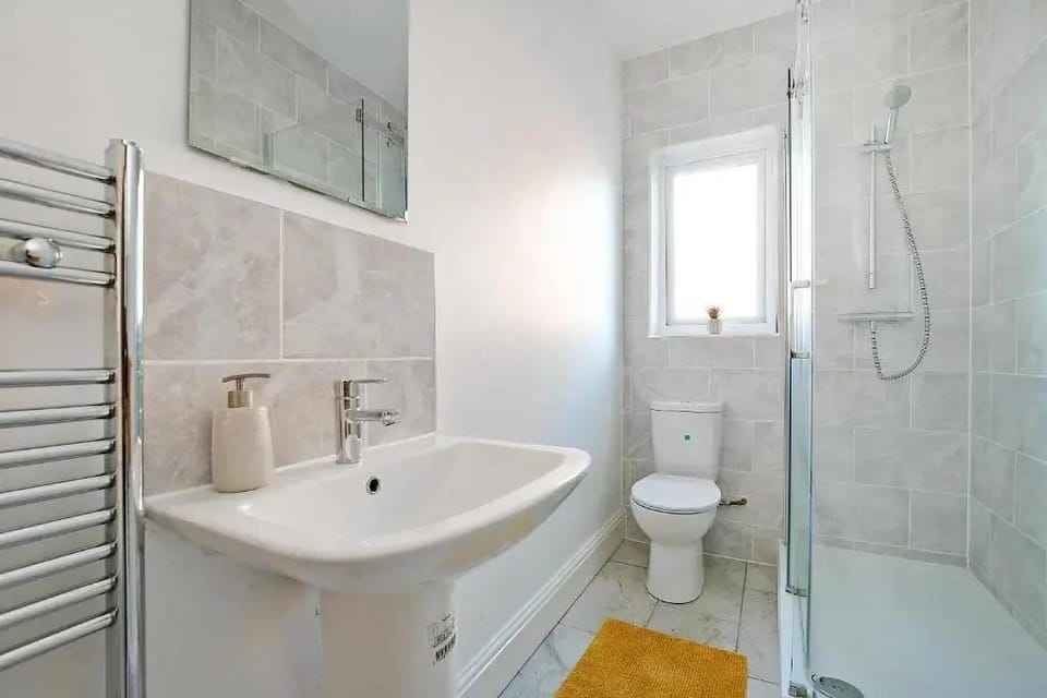 Spacious 4BR, Parking, Near Centre Hotel in Sheffield