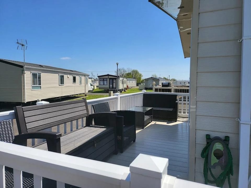 2br-sleeps6-fireplace-parking-patio-seaside Hotel in Tendring District