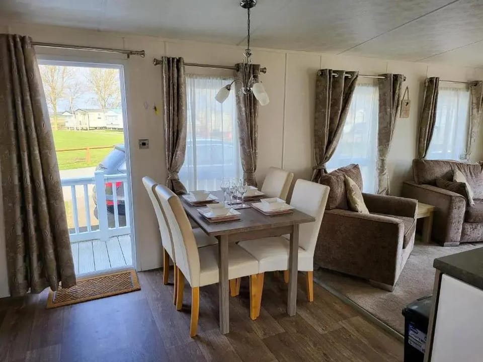 2br-sleeps6-fireplace-parking-patio-seaside Hotel in Tendring District