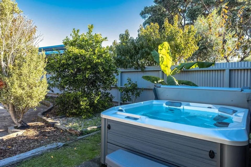 Driftwood Beach House with Spa Pool Hotel in Auckland Region
