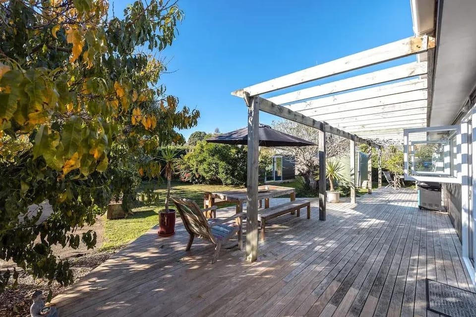 Driftwood Beach House with Spa Pool Hotel in Auckland Region