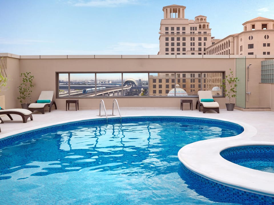 Swimming pool [outdoor]