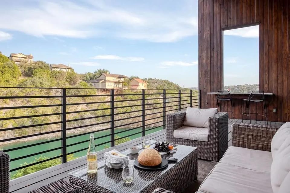 Luxurious Stay w/ Lake View, Pool, Hot Tub, Fire Pit, Ping Pong Barton by Avantstay Hotel in Lake Austin