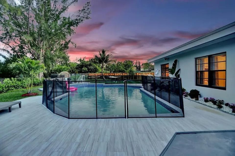 7 Br Home with Pool Gameroom & Soccer Hotel in Plantation