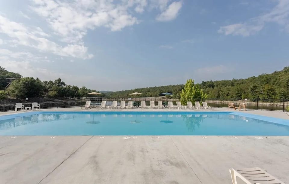 Sunset Bunker 3 Bedroom Condo by RedAwning Hotel in Table Rock Lake