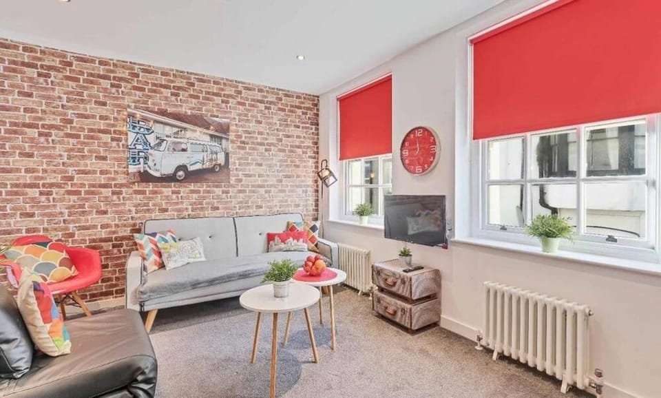 Majestic Mews Apartment Super Central Sleeps 2 to 8 Guests Free Wifi Hotel in Brighton