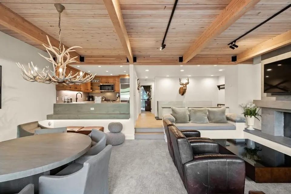 Deluxe 3 & 4 Bedroom Aspen Apartments Next to Silver Queen Gondola Hotel in Aspen