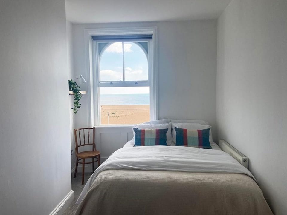 Spacious 2BD Flat With Stunning Views Folkestone Hotel in Hythe