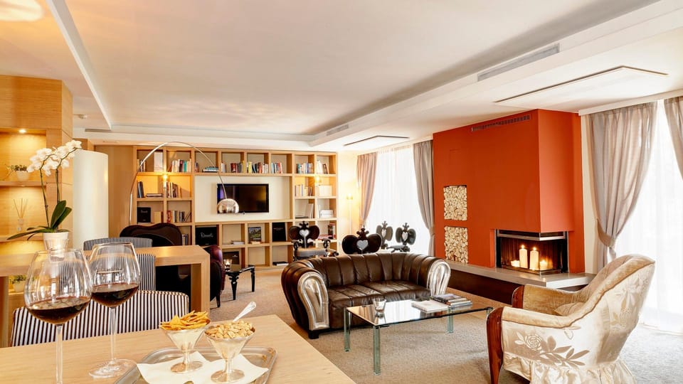 Shared lounge/TV area