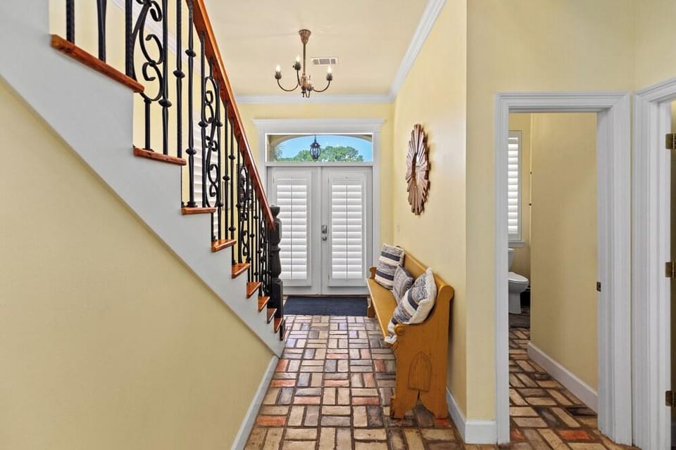 West PCB Upscale Home w/ Splash Pool, Close to Beach, 3br+bunkroom, Golf Cart Hotel in Panama City Beach