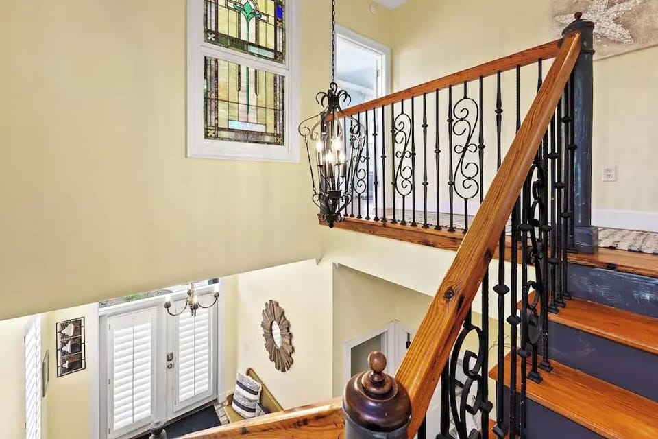 West PCB Upscale Home w/ Splash Pool, Close to Beach, 3br+bunkroom, Golf Cart Hotel in Panama City Beach