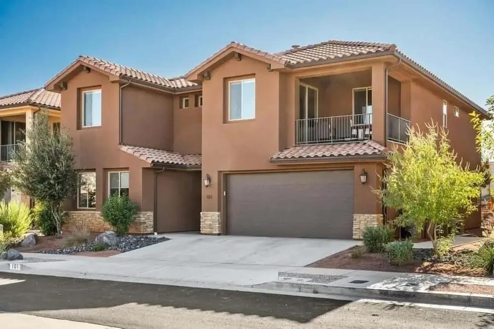 Desert Solitaire #101 6 Bedroom Townhouse Hotel in Santa Clara