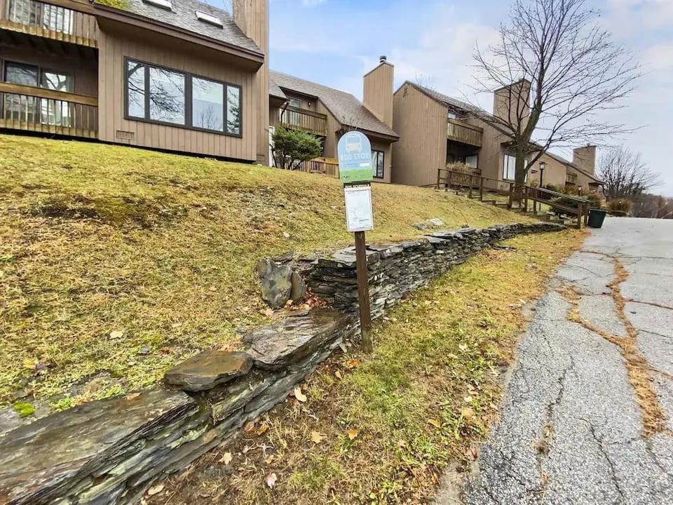 41 Summit Condo Near Mountain Shuttle by RedAwning Hotel in Warren