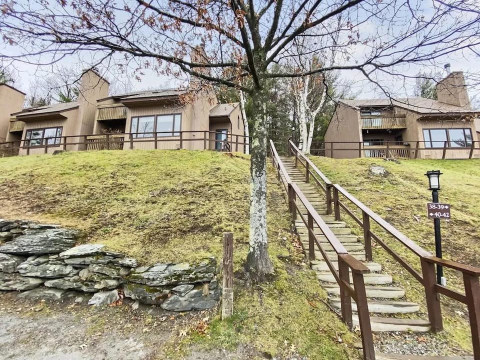 41 Summit Condo Near Mountain Shuttle by RedAwning Hotel in Warren