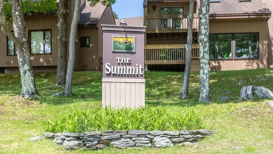 41 Summit Condo Near Mountain Shuttle by RedAwning Hotel in Warren