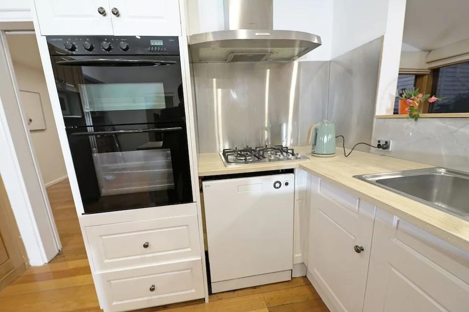 Family Holiday Entire House 8BRM Vermont Hotel in Melbourne