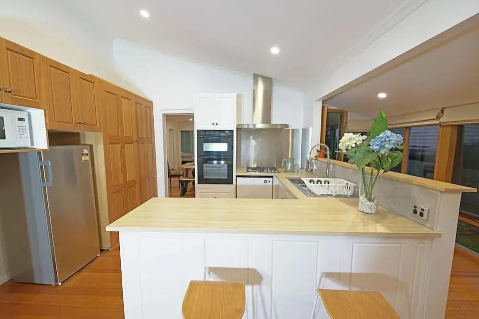 Family Holiday Entire House 8BRM Vermont Hotel in Melbourne