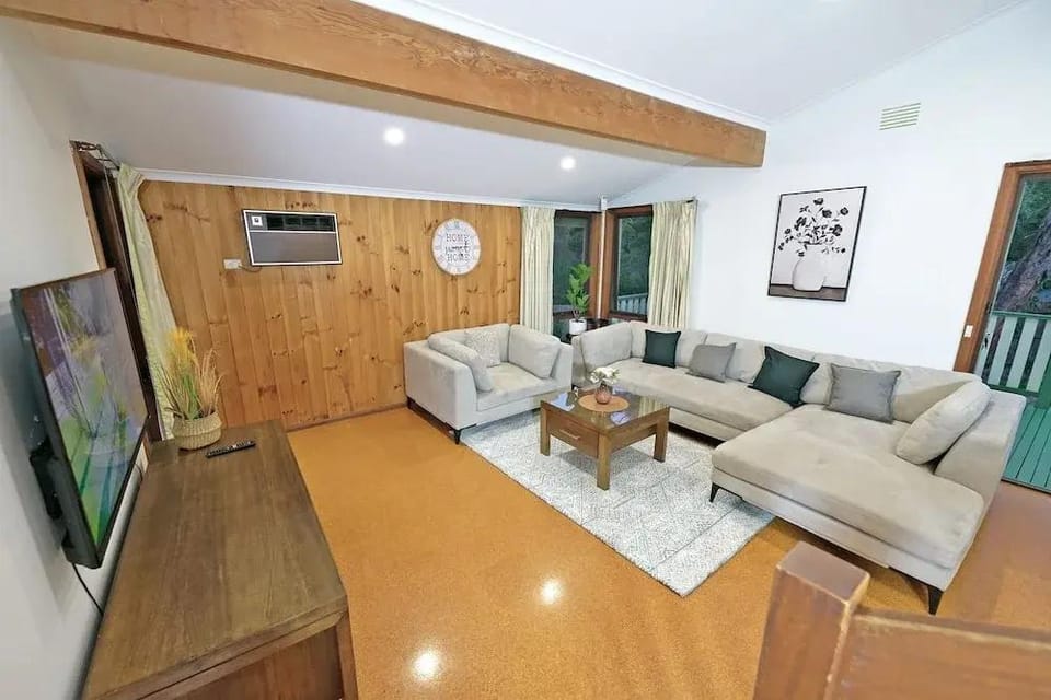 Family Holiday Entire House 8BRM Vermont Hotel in Melbourne