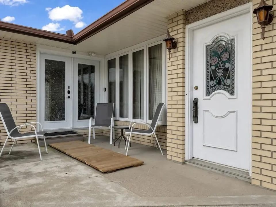 Park Bungalow #4 - Seacliff Beach Suites Hotel in Leamington