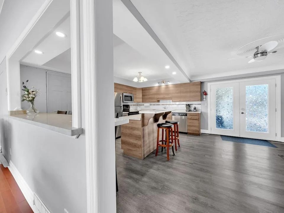 Park Bungalow #4 - Seacliff Beach Suites Hotel in Leamington