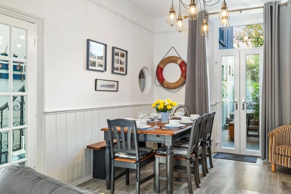 Sunbury Villa - Close to Town and Beaches Hotel in Wales