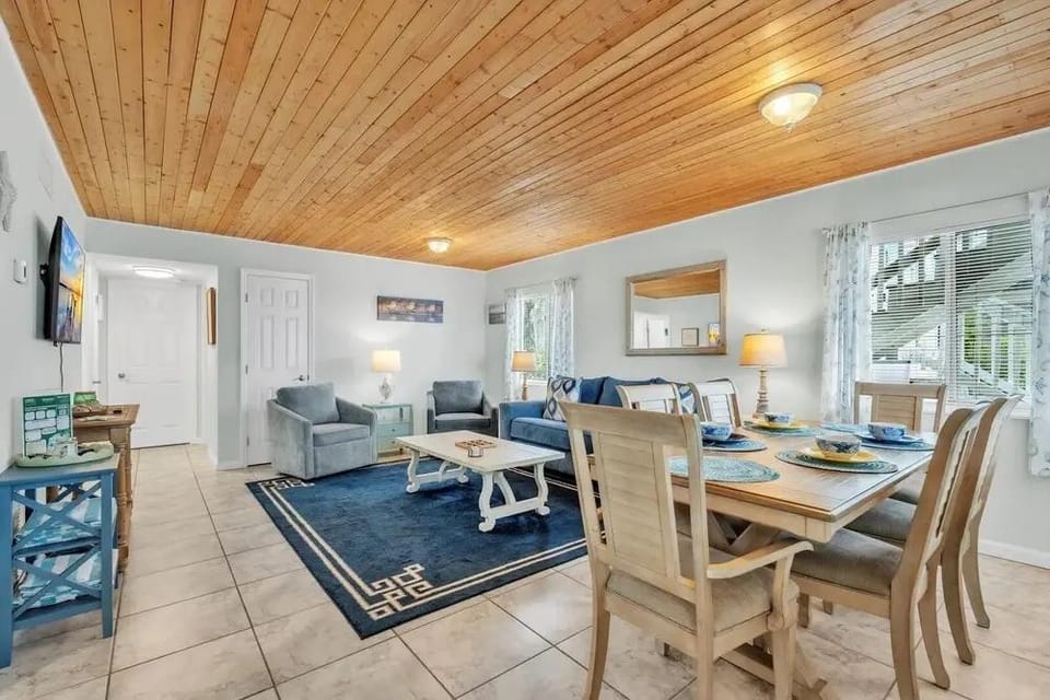 Coquina Cottage B 2 Bedroom Home by RedAwning Hotel in Anna Maria Island