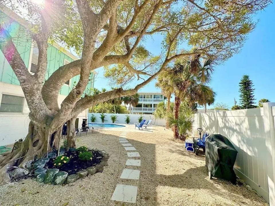 Coquina Cottage B 2 Bedroom Home by RedAwning Hotel in Anna Maria Island