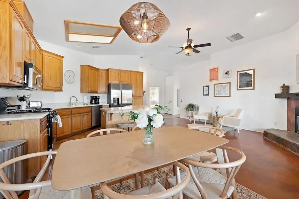 Euphorbia House - Fire Pit, Ping Pong, Tether Ball & Dark Skies 3 Bedroom Home by RedAwning Hotel in Yucca Valley