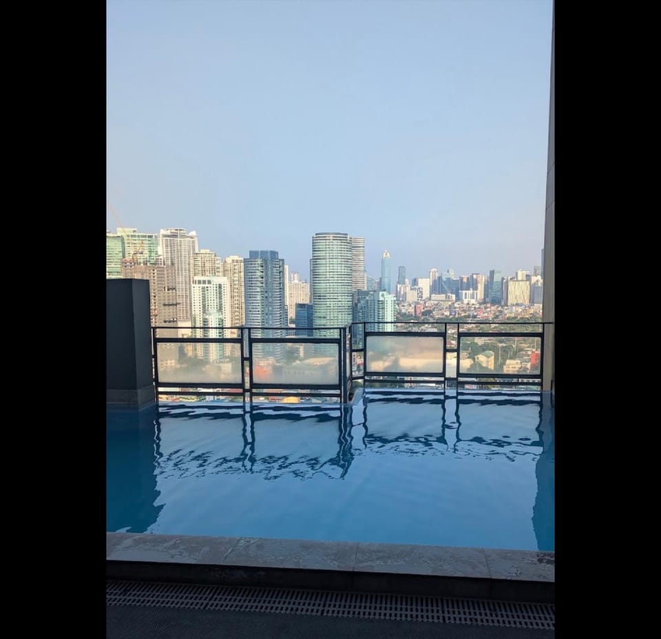 VMax Suite Lodge in Makati