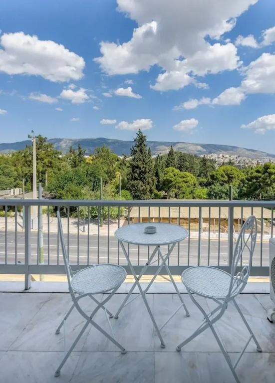 Lush Emerald apt in the heart of Athens Hotel in Plaka