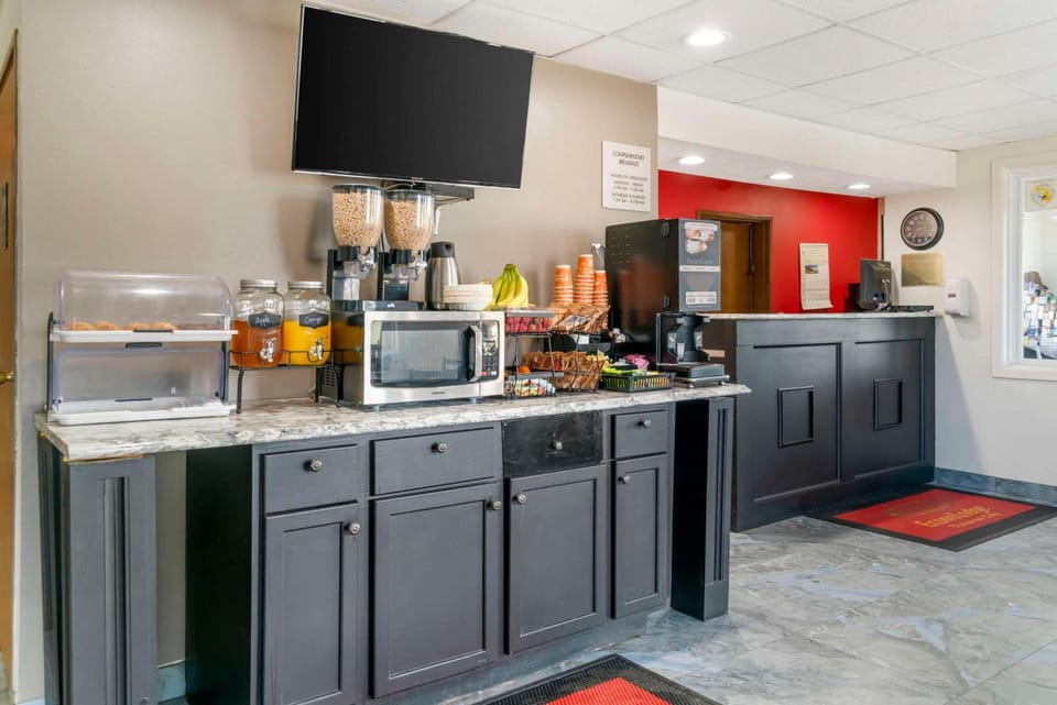 Econo Lodge Traverse City South Hotel in Michigan
