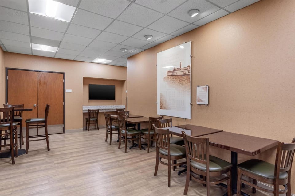 Best Western Plus Oak Harbor Hotel & Conference Center Hotel in Oak Harbor