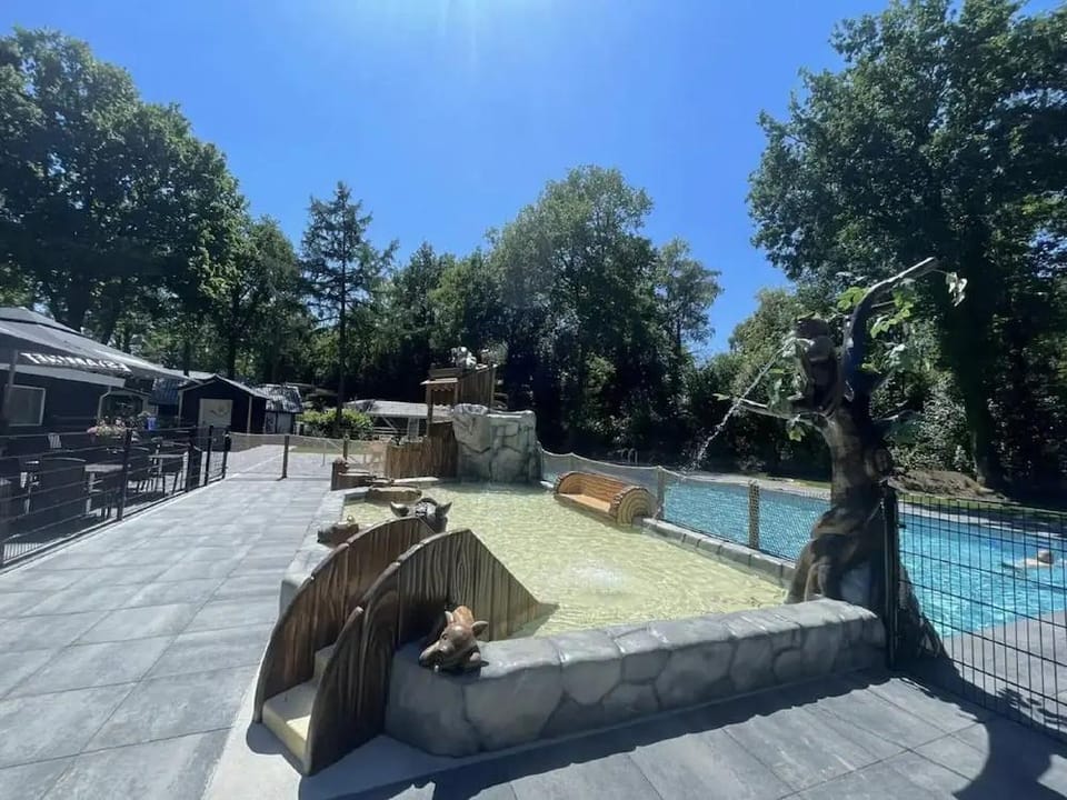 Stylish Hoenderloo Family Bungalow Hotel in Hoenderloo